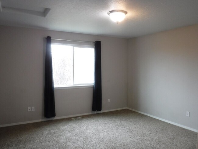 Building Photo - Charming Meridian home with 3 bed 2.5 bath and an office. Located in the Trailway Park Subdivisio...