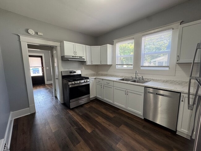 Building Photo - Updated 3 Bedroom Home in Moline