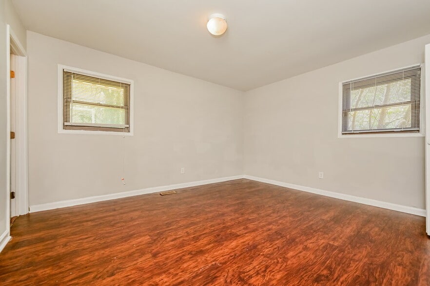 Building Photo - 263 Roxbury Dr