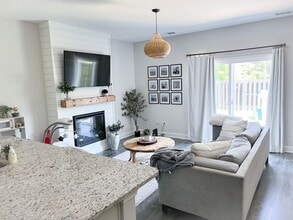 Building Photo - 3 Bedroom Townhome