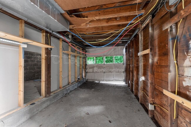 Building Photo - 604 1/2 Hart Street