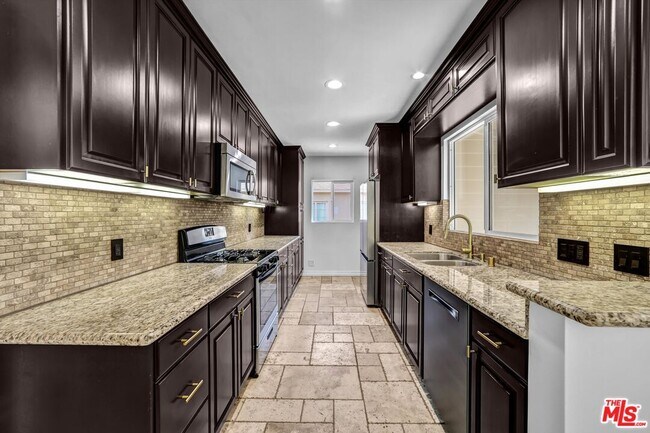 Building Photo - 6254 Ben Ave