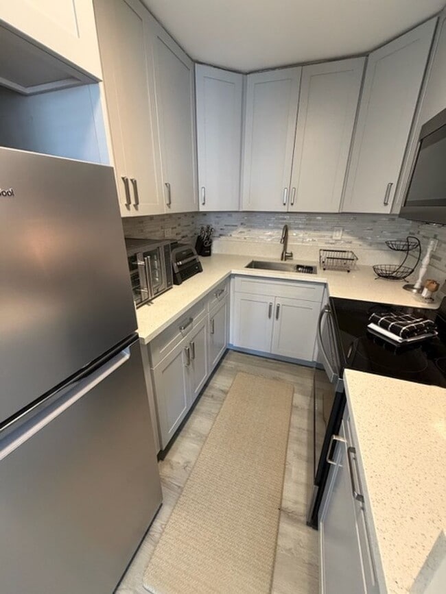 Building Photo - Fully Furnished Remodeled 1 bed w/ parking & views- Electric INCLUDED