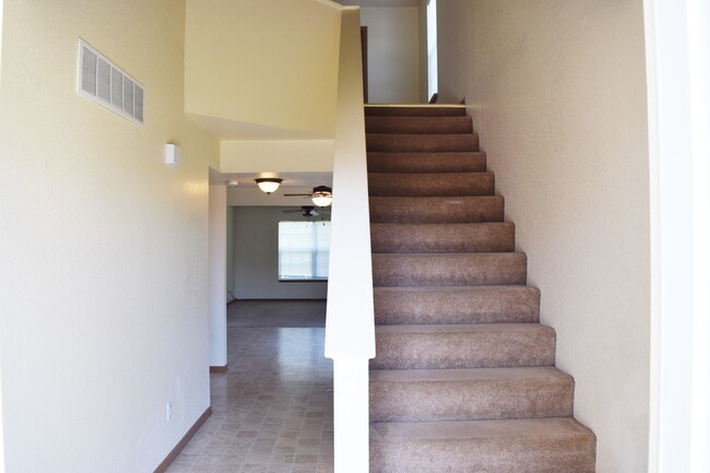 Building Photo - Spacious & Convenient Living in Shady Oaks!