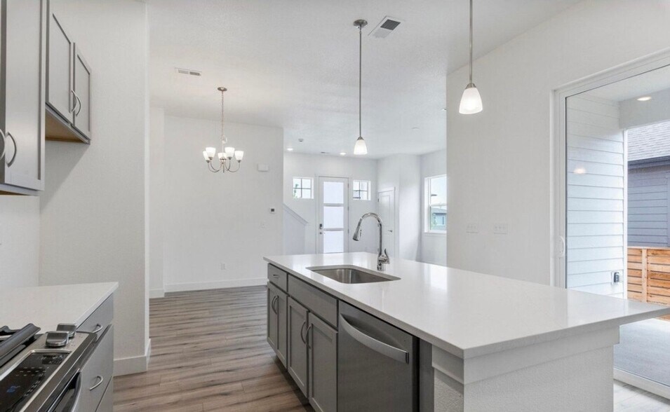 Building Photo - 5081 McKinnon Ct