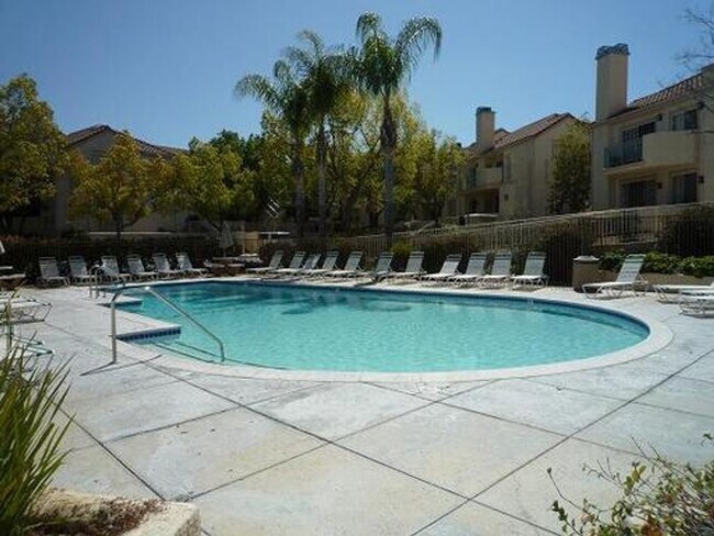 Building Photo - Beautiful 2-Bedroom Lower-Unit Condo in Sienna Villas of Valencia!