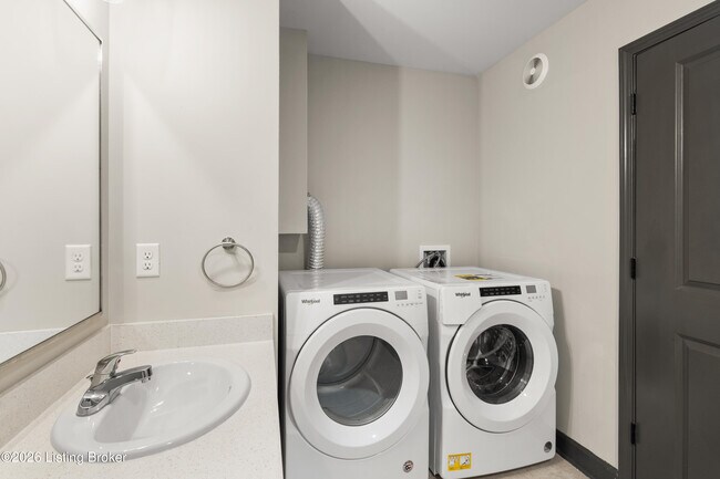 Building Photo - 601 E Main St