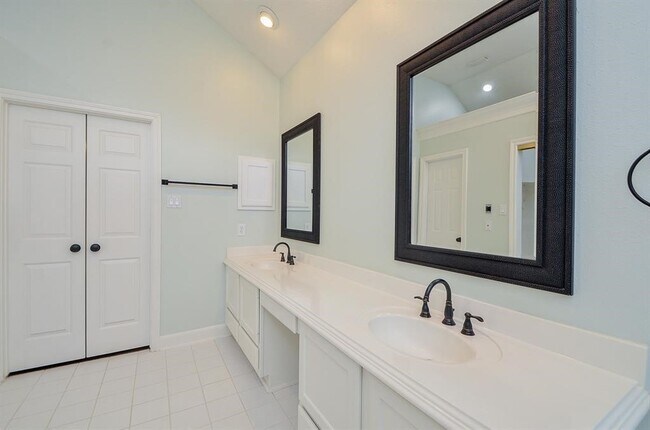 Building Photo - 1723 Crescent Green Dr
