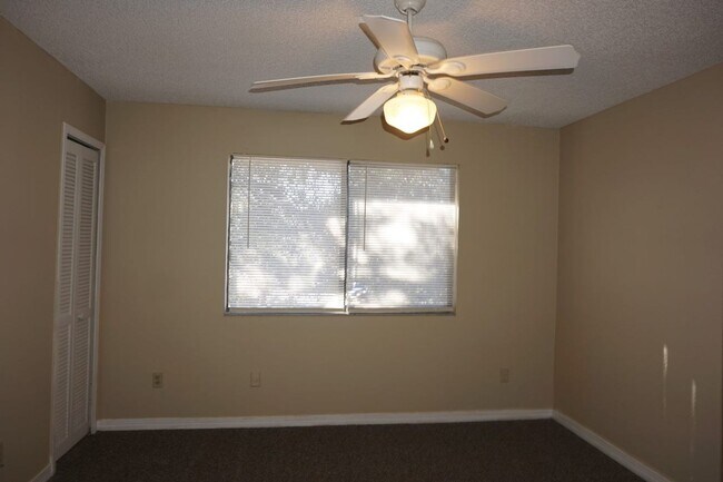 Building Photo - 2 Bedroom 2.5 Bath Townhome