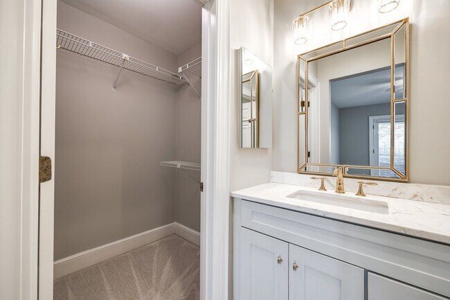 Building Photo - Hard to find Myers Park 2 bed 2 bath 1st floor Gem!