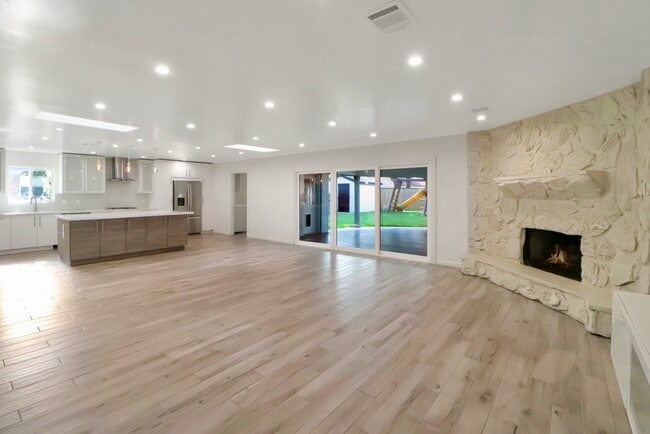 Building Photo - 5602 Sylmar Rd