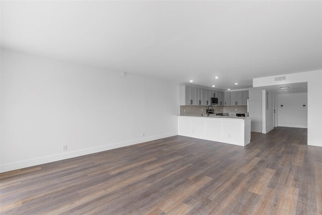 Building Photo - 2800 N Palm Aire Dr