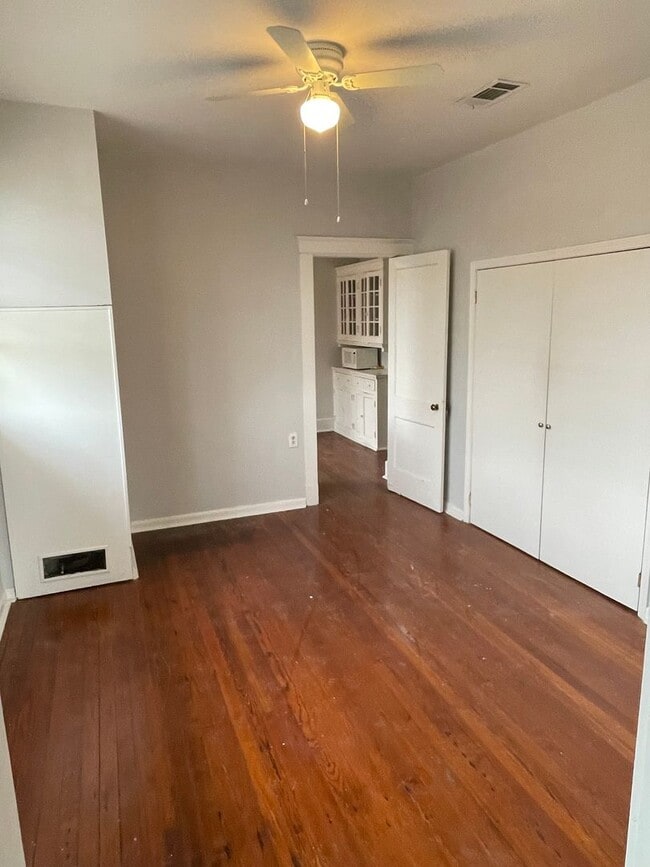 Building Photo - 1BD/1BA on Broadway St. Shared Laundry on ...