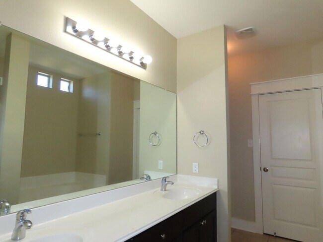 Building Photo - South Tyler! Stunning 5 Bedroom, 3.5 Bath ...