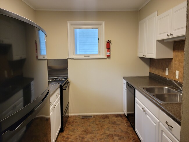 Building Photo - 705 Pearl St