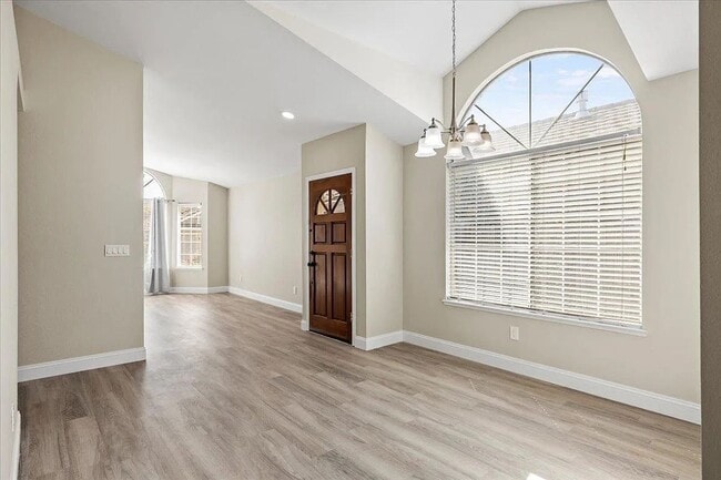 Building Photo - Updated Contemporary 3 Bed / 2 Bath Home w...