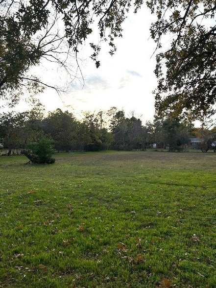 Building Photo - 1013 Red Oak St