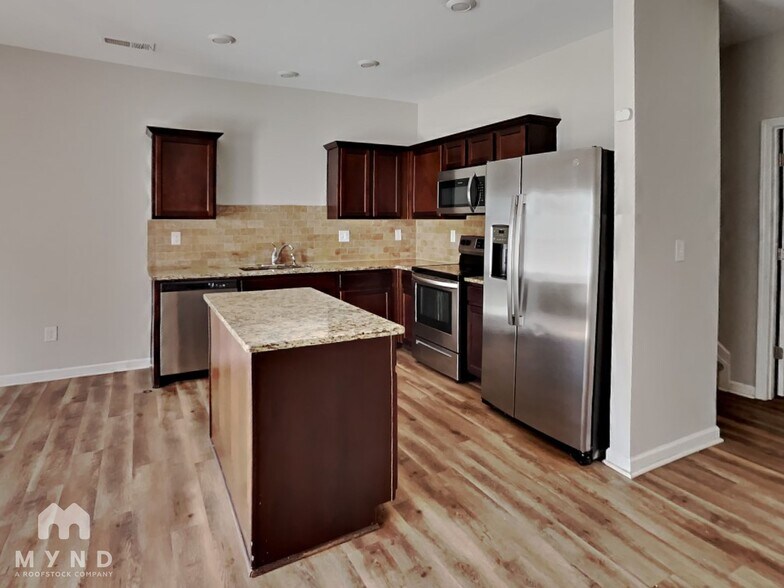 Building Photo - 3105 Hendrick Dr