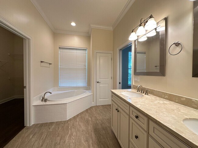 Building Photo - 4 Bed/3 Bath Coastal Beauty!
