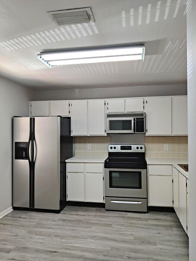 Building Photo - 1506 Lakeview Dr E