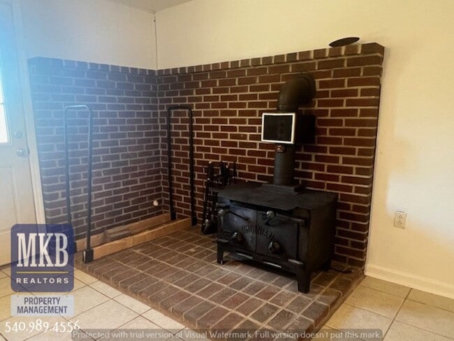 Building Photo - 4 Bedroom 2 Bath in Monterey Neighborhood