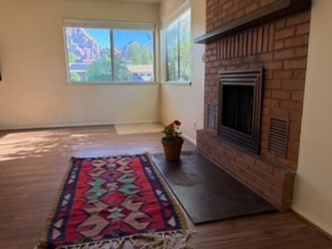 Building Photo - Cozy, West Sedona home with large fenced b...