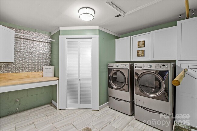 Building Photo - 9598 Riviera Dr