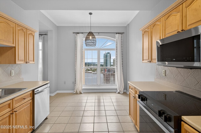 Building Photo - 400 E Bay St