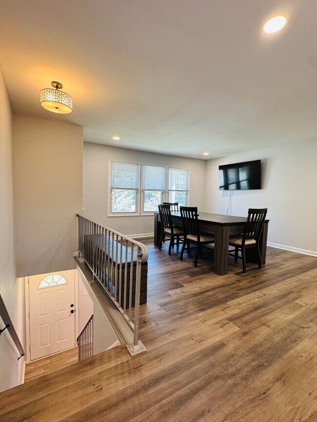 Building Photo - BEAUTIFULLY UPDATED HOME - WOODBRIDGE