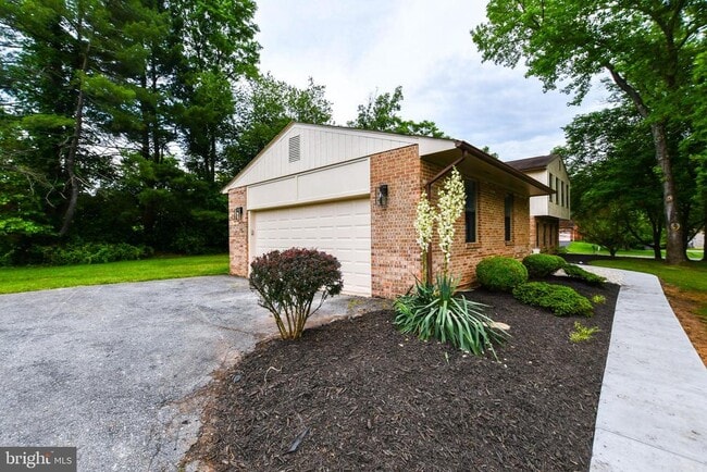 Building Photo - 1423 Albert Dr