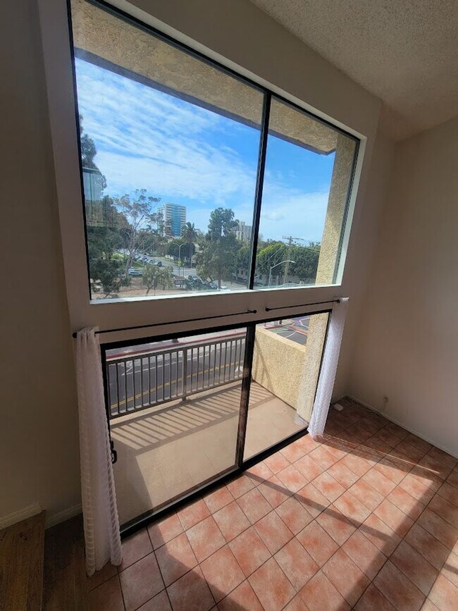 Building Photo - HUGE UPPER 1BD/1.5BA CONDO WITH LOFT, PARKING LAUNDRY AND 2 PRIVATE BALCONIES!!