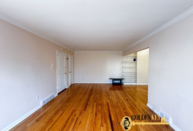 Building Photo - Newly Updated Spacious 2 bedroom Flat in R...