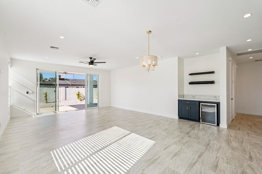 Building Photo - 910 E Roma Ave