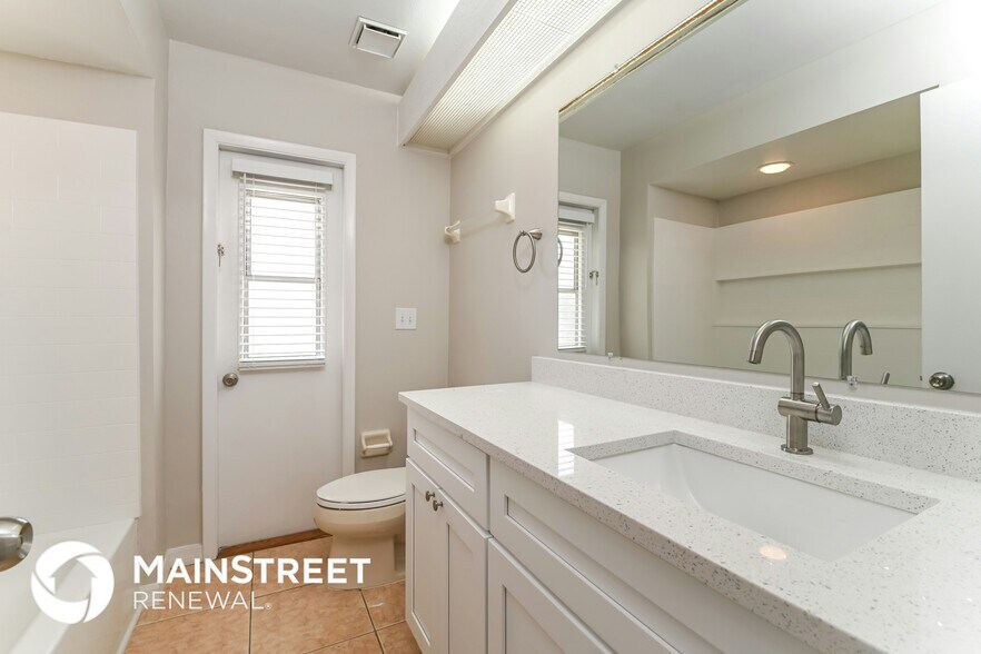 Building Photo - 1824 NE 7th Pl