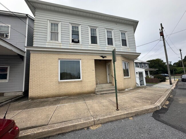 Primary Photo - 6 E Main St