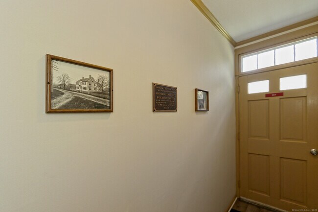 Building Photo - 562 Amity Rd