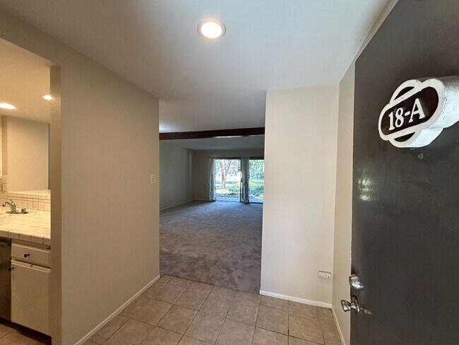 Building Photo - Large One Bedroom Condo at The Lakes!