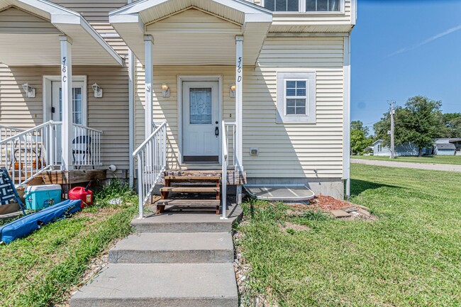 Building Photo - Newly updated townhome!