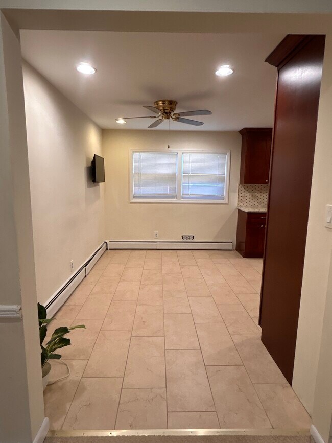 Building Photo - 879 Grove Ave