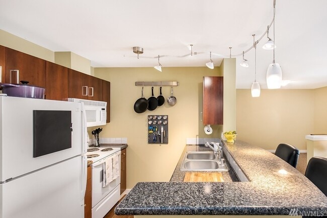 Building Photo - 108 5th Ave S