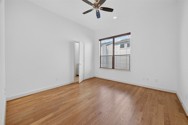 Building Photo - 5018 Lillian St