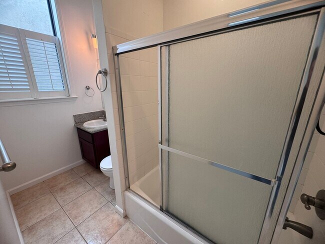 Building Photo - 2 Bedroom 2 Bathroom Home in West Sac