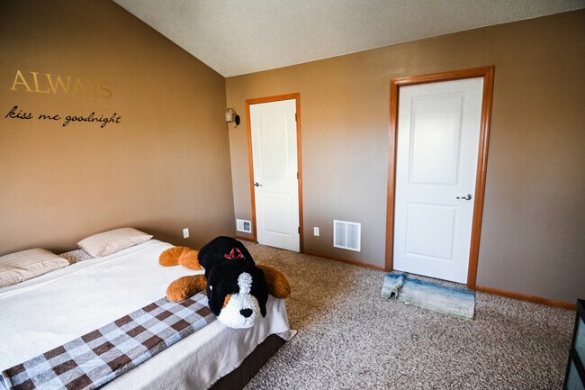 Building Photo - 3266 Oak View Dr