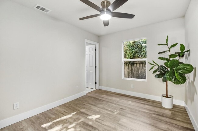 Building Photo - Home for Rent in  Midtown, Sacramento!  2 Bed/ 2 Bath