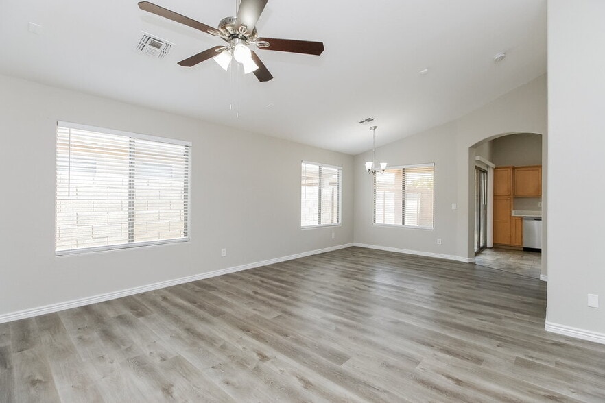 Building Photo - 475 W Holstein Trail