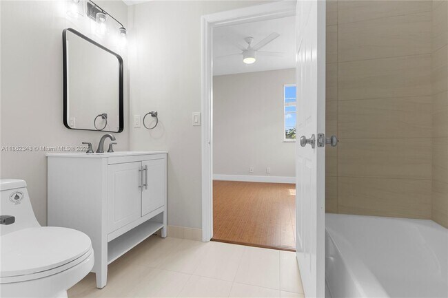 Building Photo - 1081 Sorrento Dr