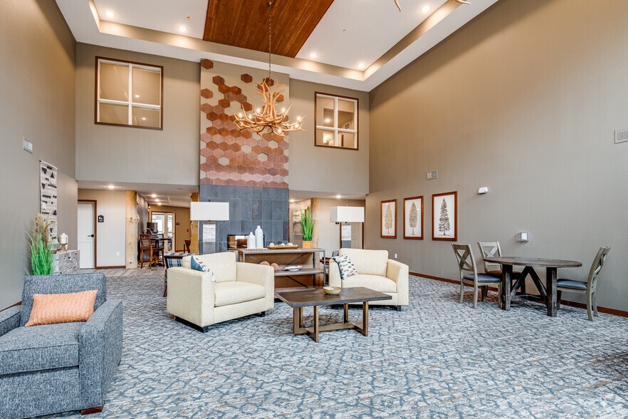 Lobby Lounge - The Overlook at Crystal Lake