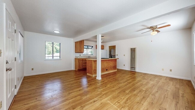 Building Photo - Charming 1 bedroom 1 bath Single Family home in Healdsburg! Water included!