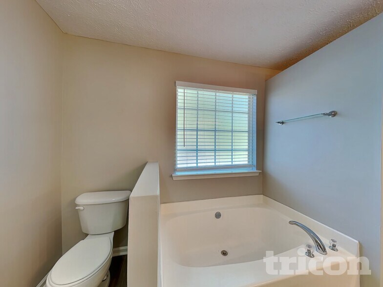 Building Photo - 201 Sandstone Dr