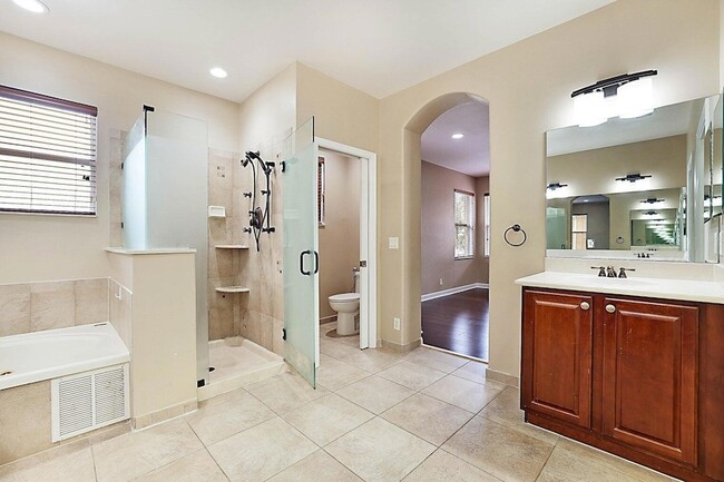 Building Photo - 748 Cresta Cir